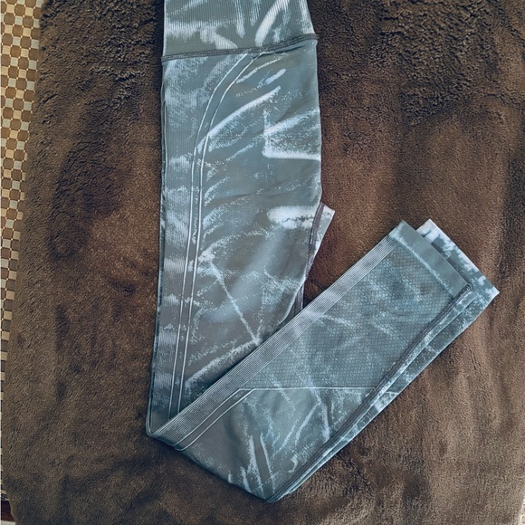 Lululemon Athletica Gray Patterned Leggings - Picture 3 of 3